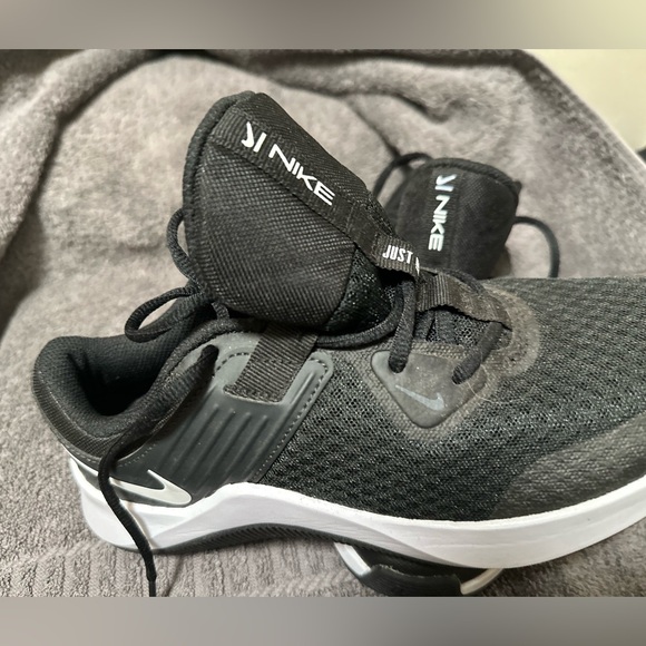 Nike shoes hardly used - Picture 2 of 5